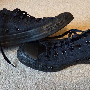 Black monochrome Converse Low top Hardly worn *Spring Clearance*